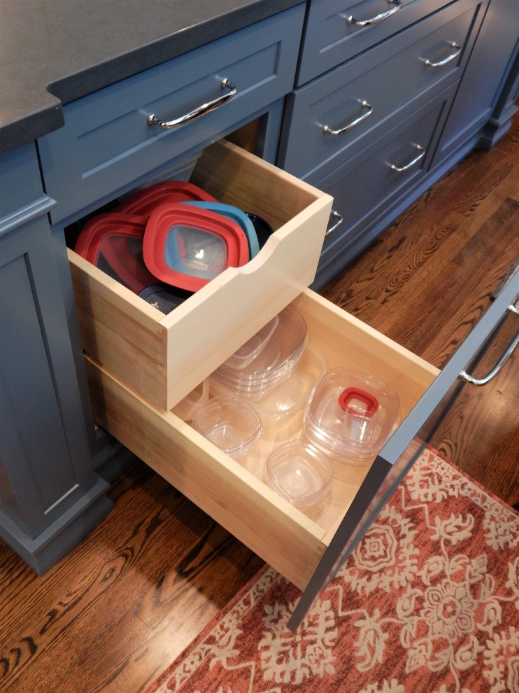 Example of a transitional home design design in Seattle