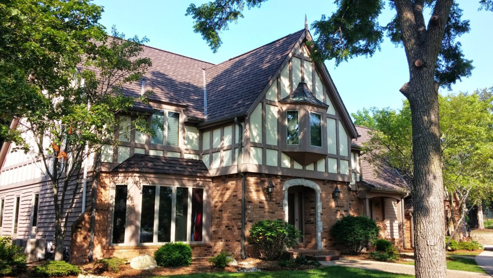 Large traditional two-storey exterior in Milwaukee.