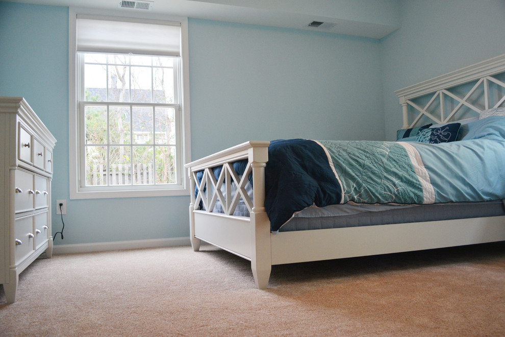 Photo of a mid-sized traditional guest bedroom in Philadelphia with blue walls and carpet.