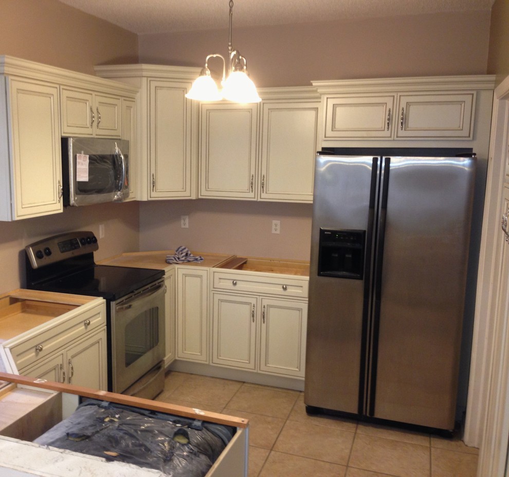 Transitional kitchen photo in Miami