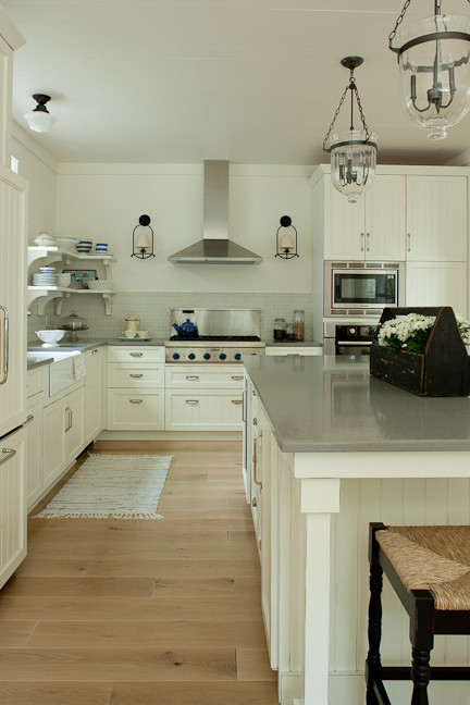 Design ideas for a country kitchen in Chicago with quartz benchtops.