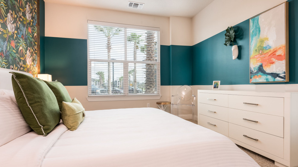 Photo of a midcentury bedroom in Orlando.