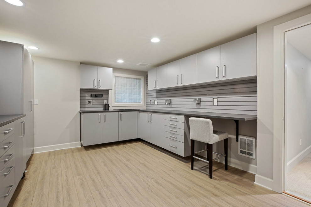 Example of a transitional home design design in Seattle