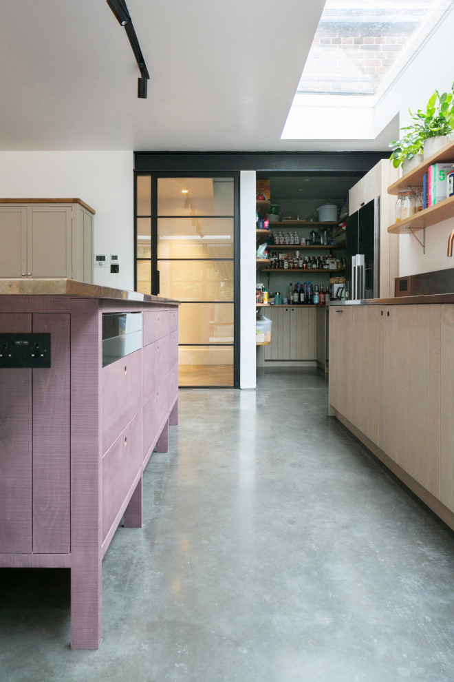 Ispirazione per una grande cucina design con lavello integrato, ante in legno chiaro, top in rame, elettrodomestici da incasso, pavimento in cemento e pavimento grigio