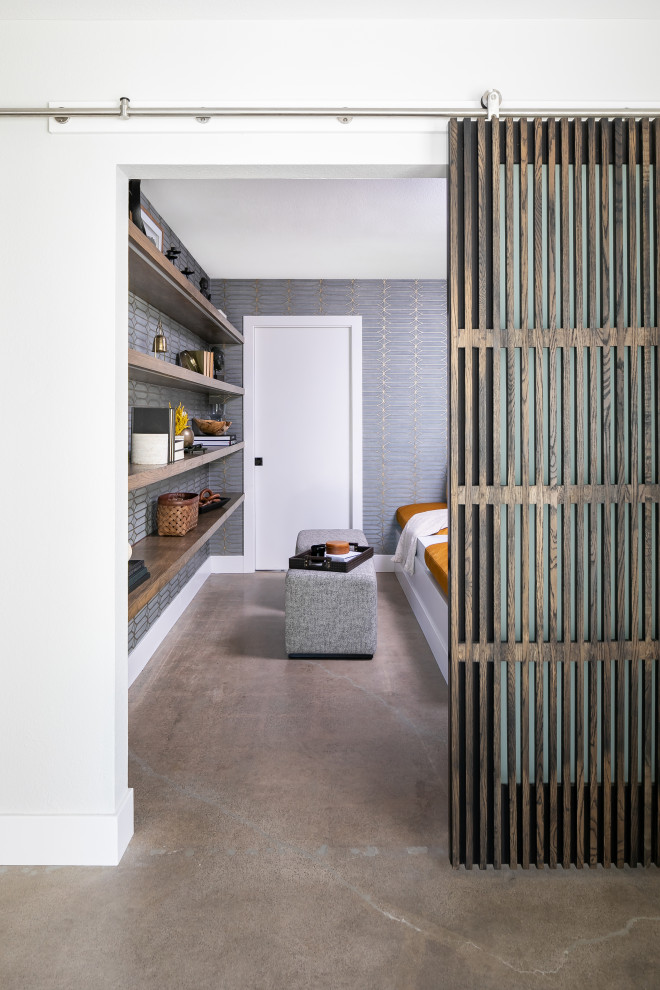 Источник вдохновения для домашнего уюта: маленький коридор в стиле ретро с синими стенами, бетонным полом, серым полом и обоями на стенах для на участке и в саду