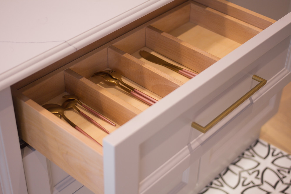 П-образная кухня с барной стойкой в сером цвете