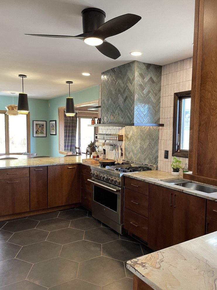 Inredning av ett retro mellanstort grön grönt kök, med en undermonterad diskho, öppna hyllor, skåp i mellenmörkt trä, bänkskiva i kvartsit, grönt stänkskydd, stänkskydd i porslinskakel, rostfria vitvaror, klinkergolv i keramik, en halv köksö och svart golv
