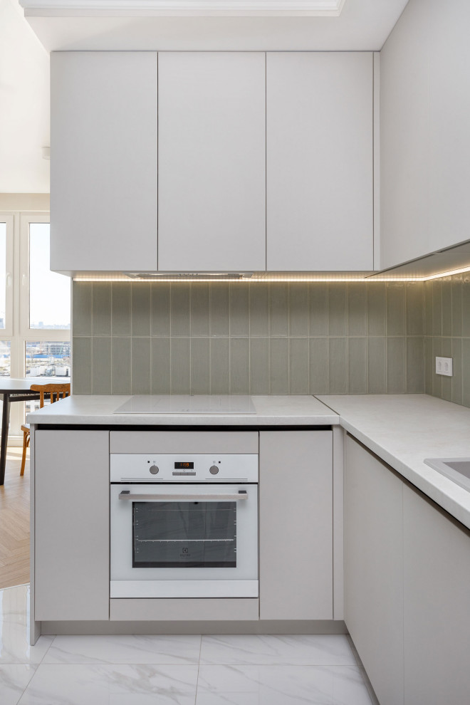 Светлая кухня с отдельным шкафом для холодильника