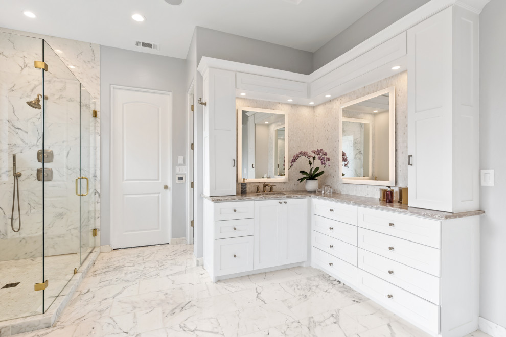 Пример оригинального дизайна: большая главная ванная комната в классическом стиле с фасадами в стиле шейкер, белыми фасадами, отдельно стоящей ванной, душевой комнатой, унитазом-моноблоком, белой плиткой, мраморной плиткой, серыми стенами, мраморным полом, врезной раковиной, столешницей из искусственного кварца, белым полом, душем с распашными дверями, бежевой столешницей, тумбой под одну раковину, встроенной тумбой и кессонным потолком