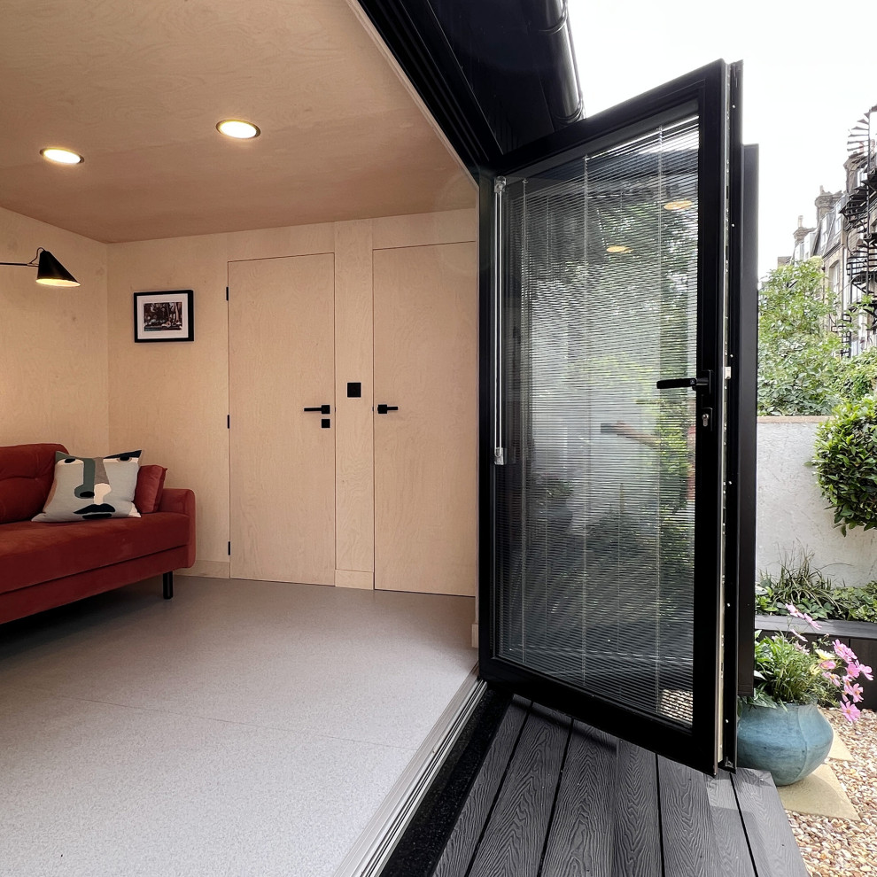 Foto på ett mellanstort minimalistiskt fristående kontor, studio eller verkstad