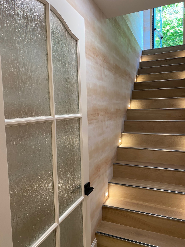 Imagen de escalera recta mediterránea pequeña con escalones con baldosas, contrahuellas con baldosas y/o azulejos, barandilla de madera y papel pintado