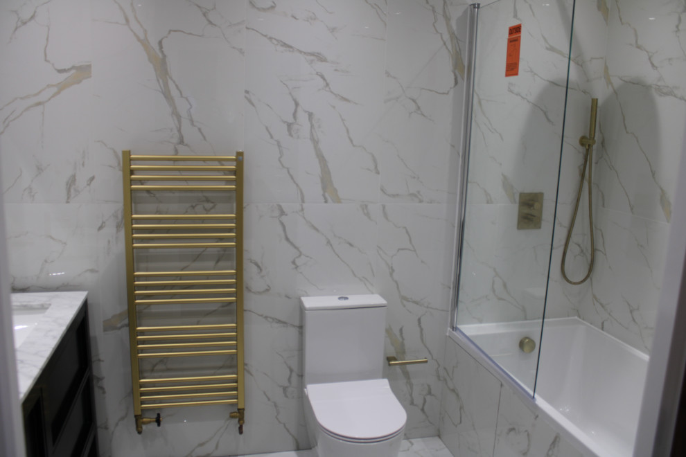 Foto di una piccola stanza da bagno con doccia moderna con piastrelle bianche, piastrelle di marmo, top in marmo, top bianco e un lavabo