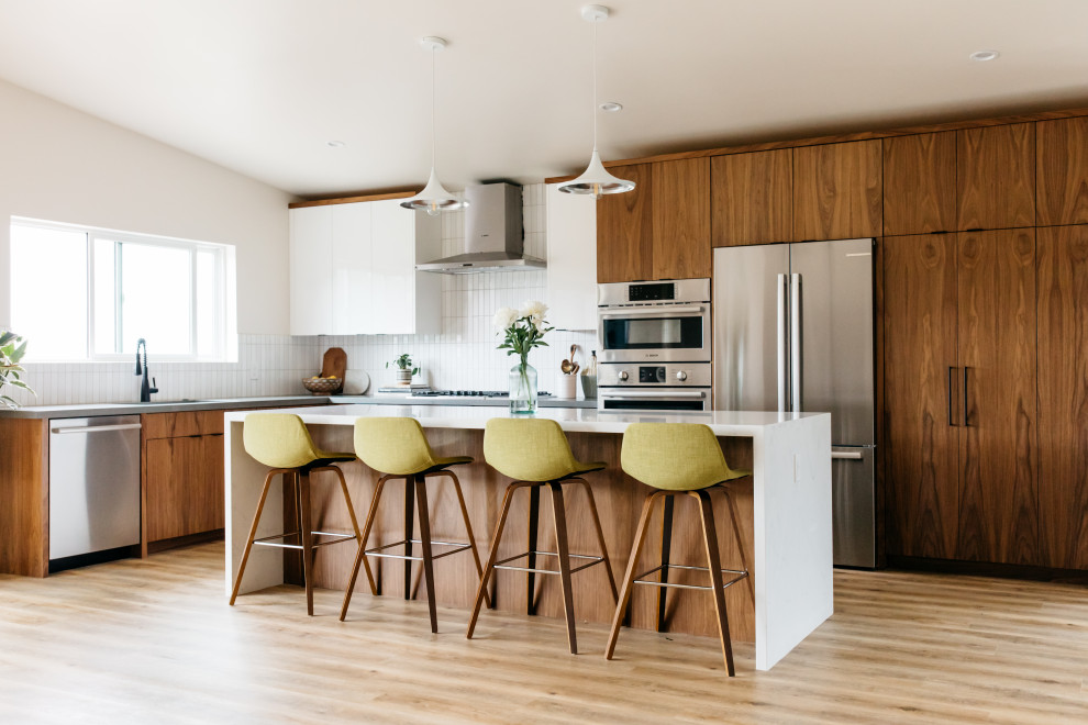 Design ideas for a midcentury kitchen in Seattle.
