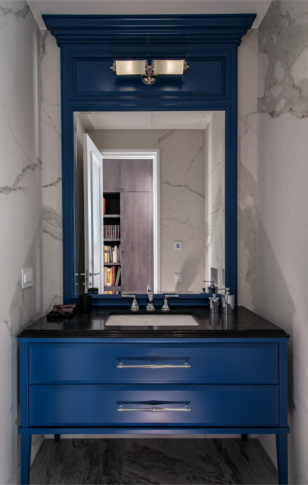 Esempio di un piccolo bagno di servizio tradizionale con ante blu, WC sospeso, pavimento in gres porcellanato, lavabo sottopiano e mobile bagno freestanding