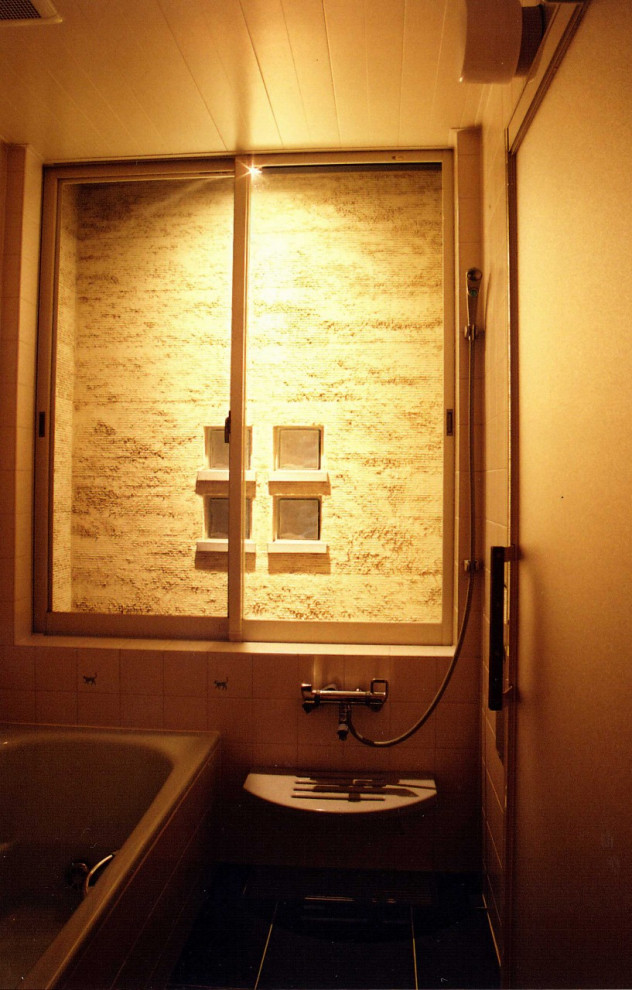 Immagine di una stanza da bagno moderna con vasca idromassaggio, pareti bianche, pavimento in ardesia e pavimento nero