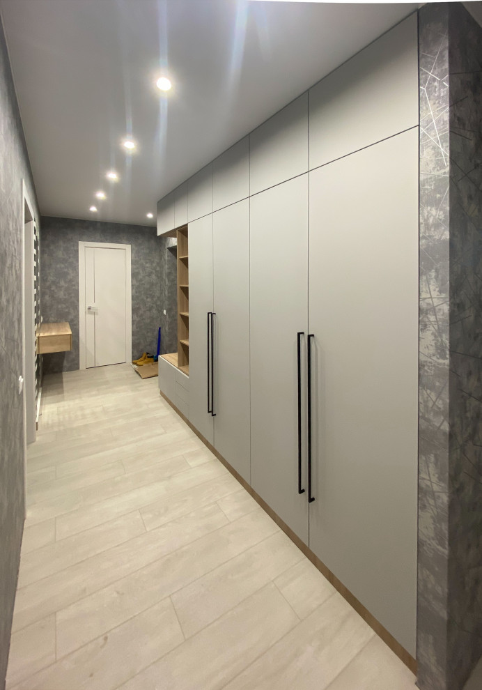 Cette image montre une entrée design de taille moyenne avec un couloir, un mur gris, sol en stratifié, une porte simple, une porte blanche, un sol gris, un plafond à caissons et du papier peint.
