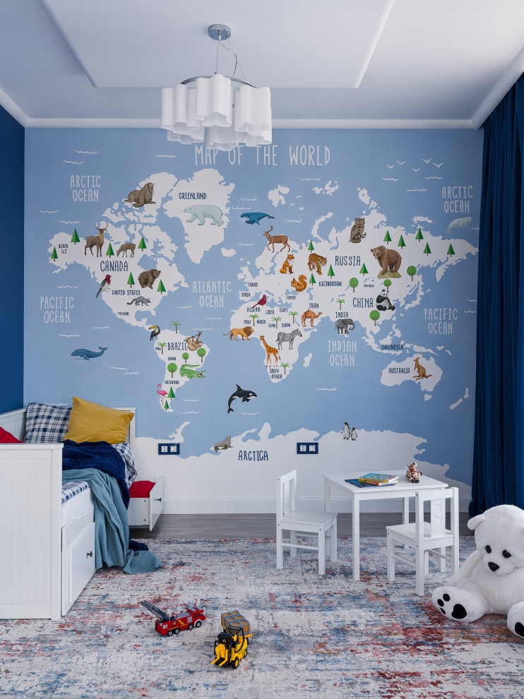 Inredning av ett mellanstort barnrum kombinerat med sovrum, med blå väggar, mellanmörkt trägolv och grått golv