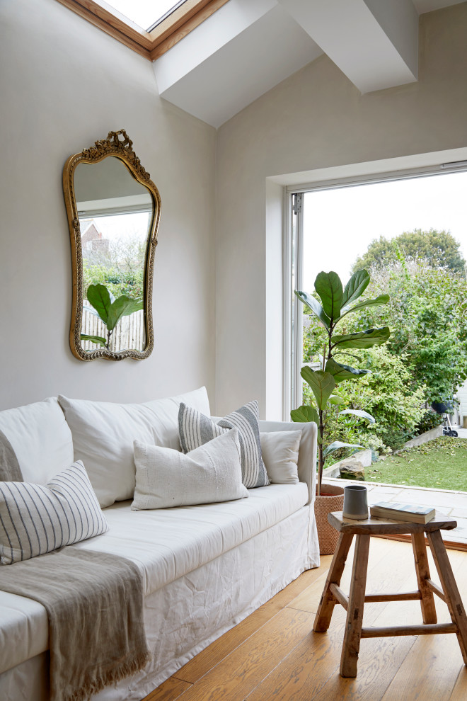 Transitional home design photo in Kent