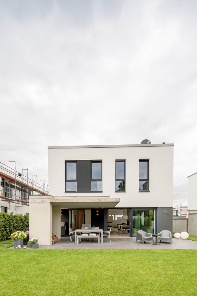 This is an example of a contemporary home design in Dusseldorf.