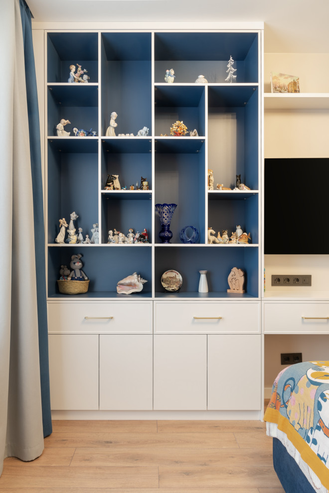 Стеллажи, открытые шкафы, полки с подветкой