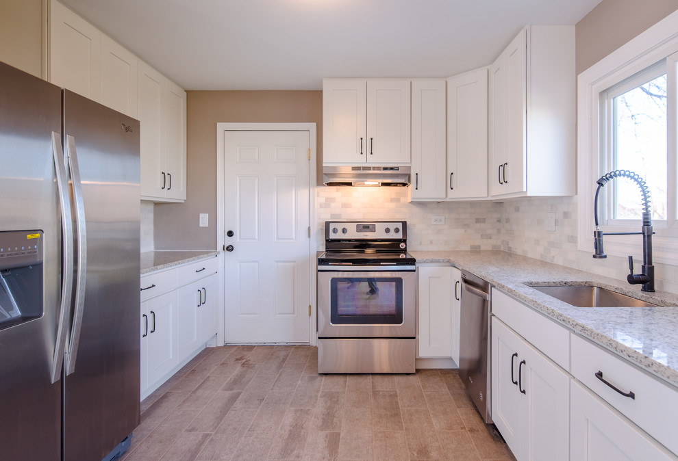 Kitchen - contemporary kitchen idea in Chicago