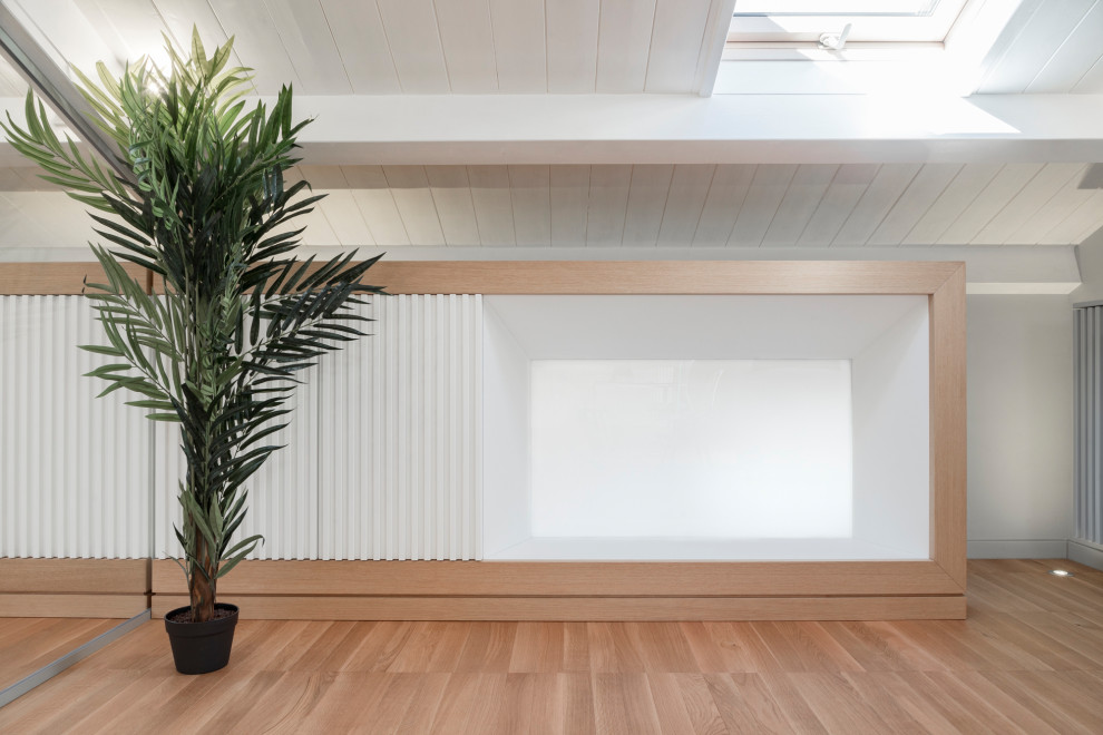 Kleines Modernes Foyer mit grauer Wandfarbe, gebeiztem Holzboden, Schiebetür, Haustür aus Glas und Holzdecke in Sonstige