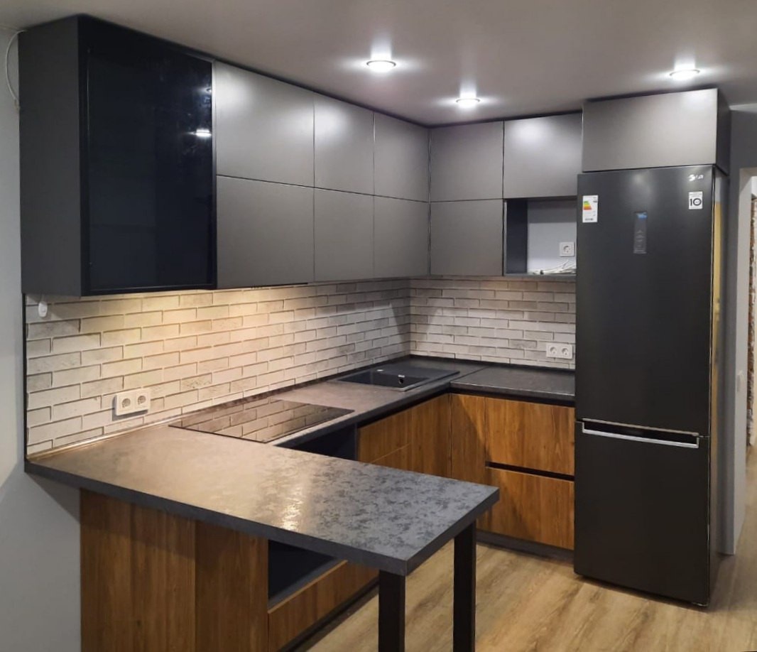 Угловая кухня с барной стойкой в коричневом и темно-сером цвете