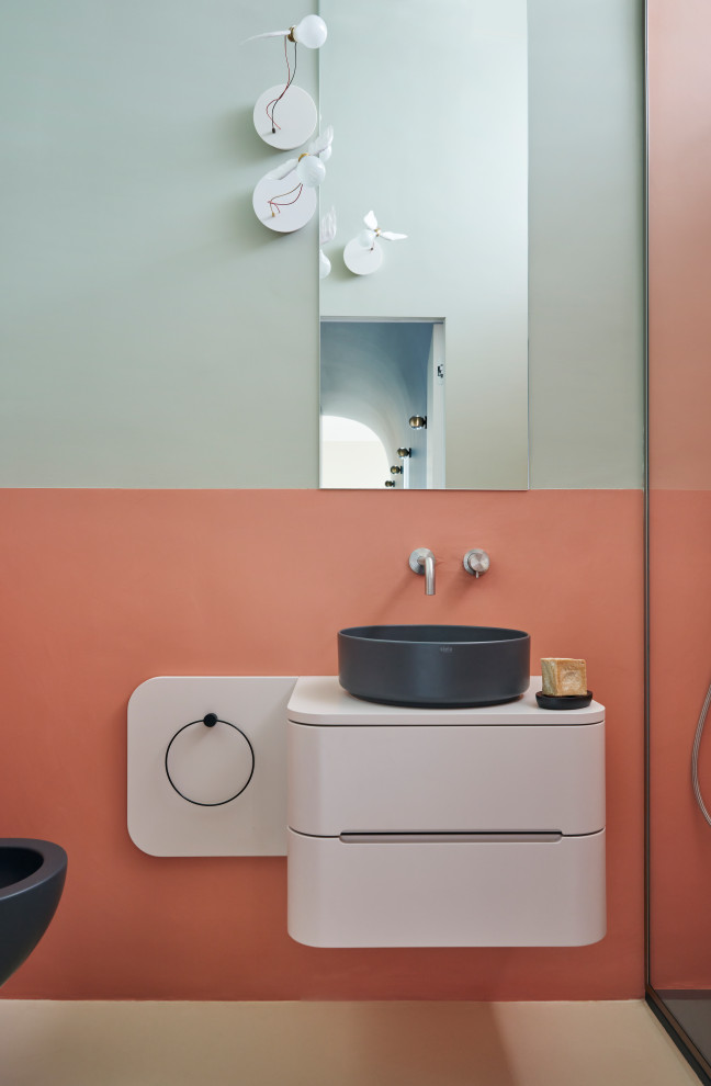 Foto di un piccolo bagno di servizio design con lavabo a bacinella e mobile bagno freestanding