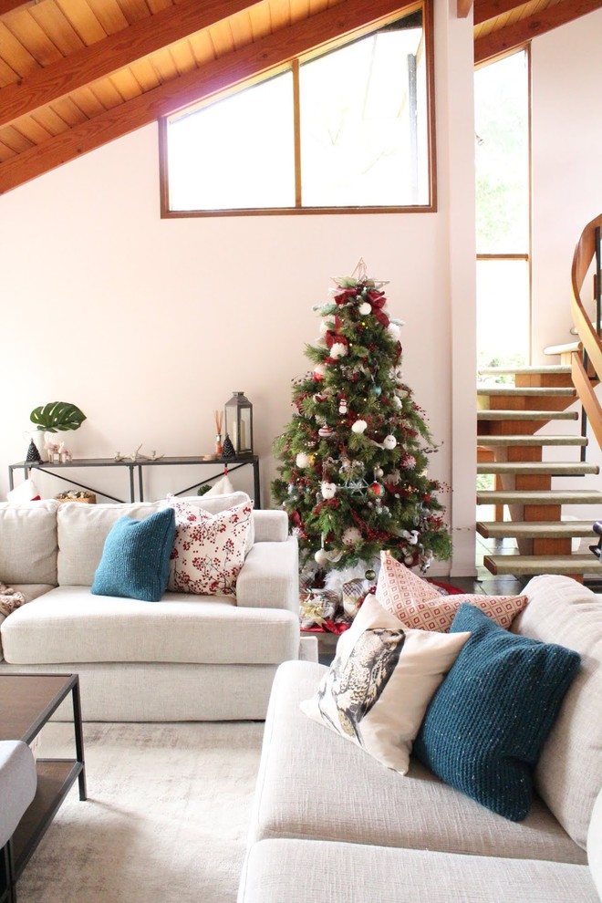 Источник вдохновения для домашнего уюта: открытая гостиная комната среднего размера в классическом стиле с розовыми стенами, полом из сланца, зеленым полом и потолком из вагонки