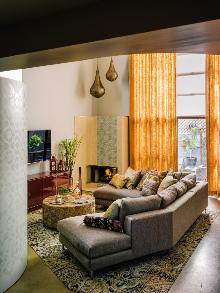 Kleines Modernes Wohnzimmer im Loft-Stil mit grüner Wandfarbe, Betonboden, Eckkamin, Kaminumrandung aus Holz, TV-Wand, beigem Boden, Holzdecke und Holzwänden in San Francisco