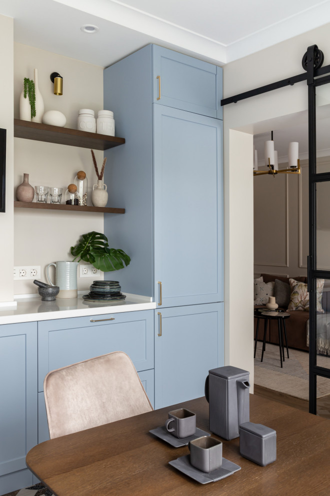 Весенняя кухня с голубыми фасадами