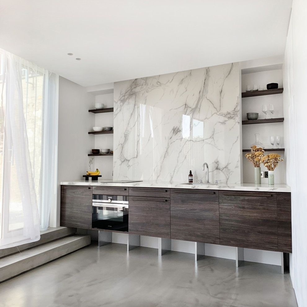 Idee per una cucina design con lavello sottopiano, ante in legno bruno, top piastrellato, paraspruzzi con piastrelle in ceramica, pavimento in cemento, pavimento grigio e top bianco