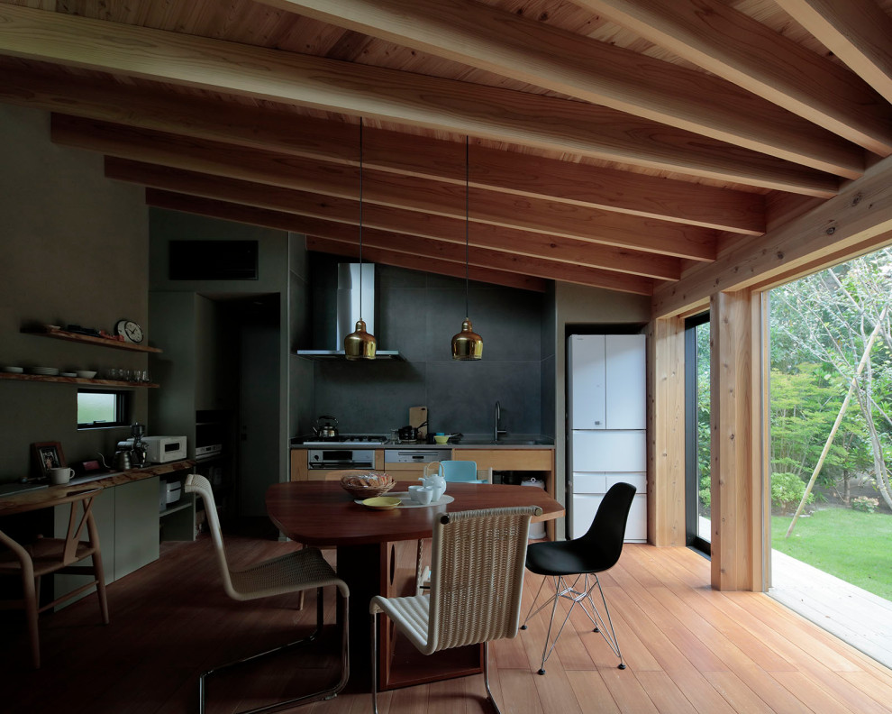 Идея дизайна: маленькая кухня-столовая с зелеными стенами, паркетным полом среднего тона, балками на потолке и обоями на стенах для на участке и в саду
