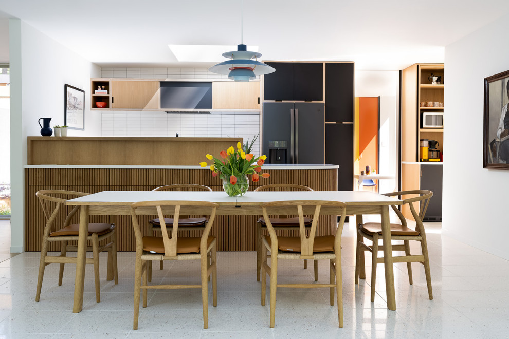 Esempio di una sala da pranzo aperta verso la cucina moderna di medie dimensioni con pavimento bianco