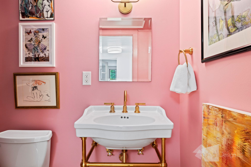 Источник вдохновения для домашнего уюта: маленький туалет в стиле фьюжн с белыми фасадами, унитазом-моноблоком, розовыми стенами, светлым паркетным полом, коричневым полом и напольной тумбой для на участке и в саду