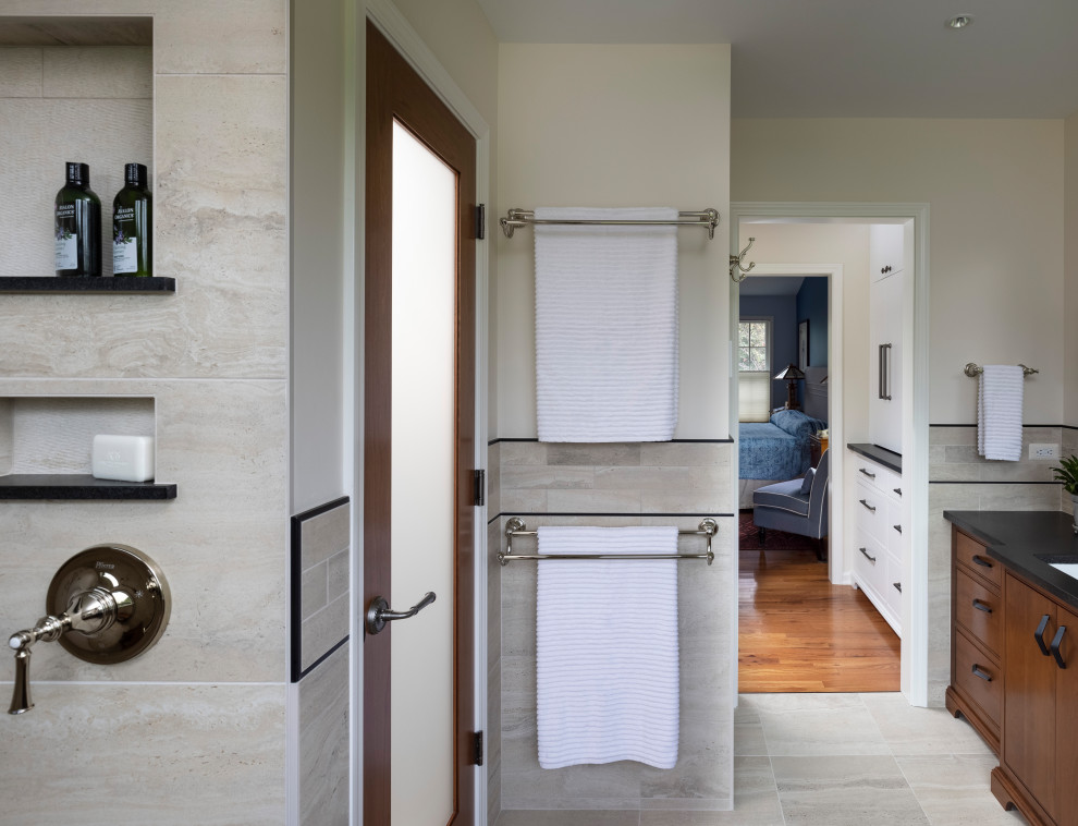 Mittelgroßes Eklektisches Badezimmer En Suite mit hellbraunen Holzschränken, beigen Fliesen, beigem Boden, schwarzer Waschtischplatte und Doppelwaschbecken in Detroit