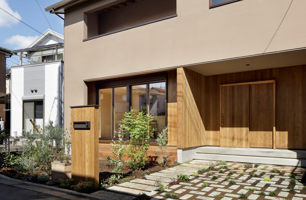 Mittelgroßes, Zweistöckiges Einfamilienhaus mit brauner Fassadenfarbe, Satteldach, Ziegeldach und schwarzem Dach in Sonstige