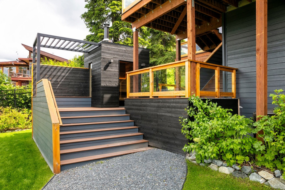 Стильный дизайн: серый частный загородный дом среднего размера в современном стиле с разными уровнями и комбинированной облицовкой - последний тренд
