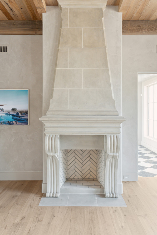 Exemple d'un salon moderne ouvert avec un mur beige, parquet clair, une cheminée standard, un manteau de cheminée en béton, un téléviseur fixé au mur et un plafond en bois.