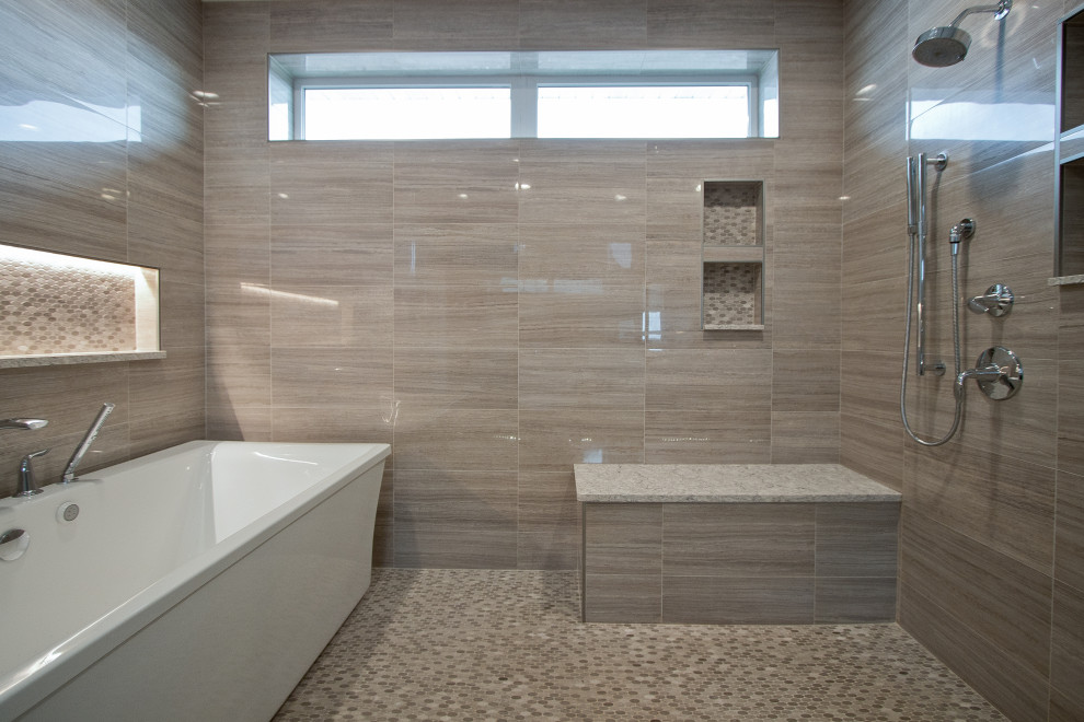 Идея дизайна: главная ванная комната в стиле неоклассика (современная классика) с отдельно стоящей ванной, душем над ванной, бежевой плиткой, керамической плиткой, бежевыми стенами, полом из керамической плитки, бежевым полом, душем с распашными дверями и сиденьем для душа