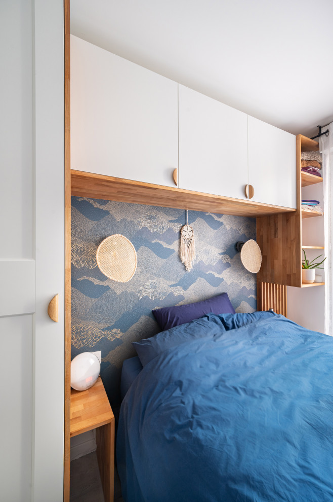 Kleines Modernes Hauptschlafzimmer ohne Kamin mit weißer Wandfarbe, hellem Holzboden, beigem Boden und Tapetenwänden in Paris