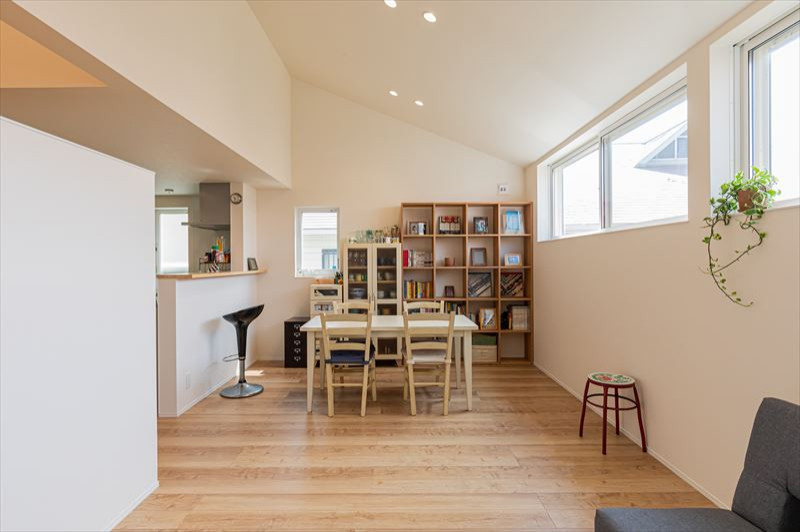 Aménagement d'une salle à manger ouverte sur le salon moderne de taille moyenne avec un mur blanc, parquet clair, aucune cheminée, un sol beige, un plafond décaissé et du papier peint.