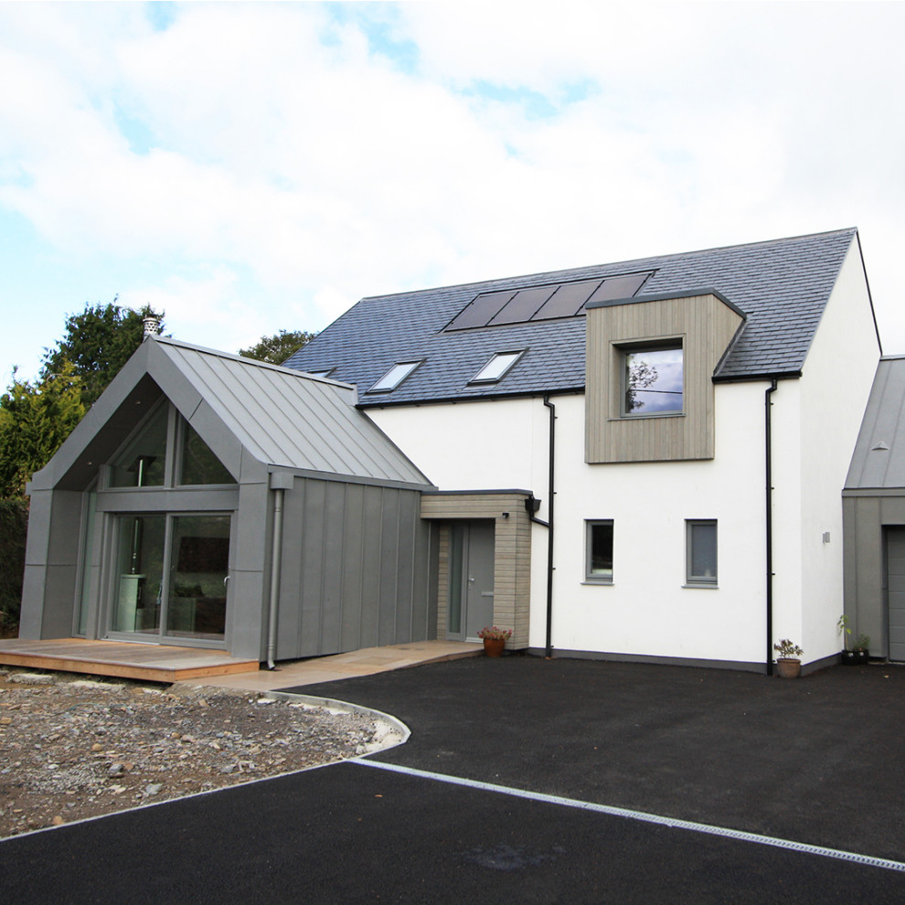 На фото: двухэтажный, деревянный, серый частный загородный дом среднего размера в стиле модернизм с крышей из смешанных материалов, серой крышей и отделкой доской с нащельником с