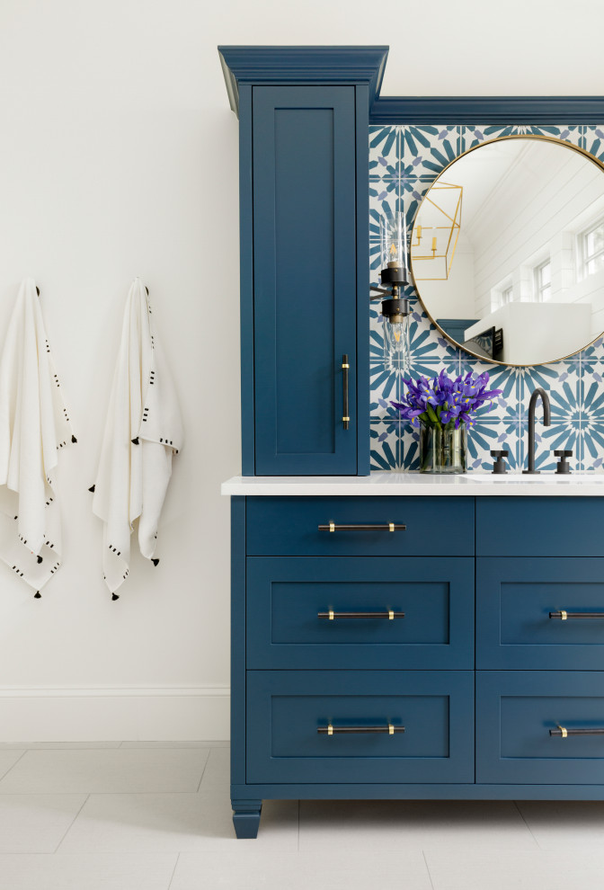 Inredning av ett eklektiskt mycket stort vit vitt en-suite badrum, med möbel-liknande, blå skåp, ett fristående badkar, en dubbeldusch, cementkakel, bänkskiva i kvarts och dusch med gångjärnsdörr