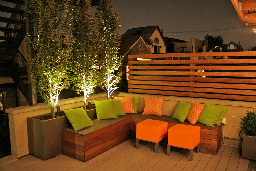 Inspiration for a mid-sized eclectic rooftop garden in Chicago with decking.