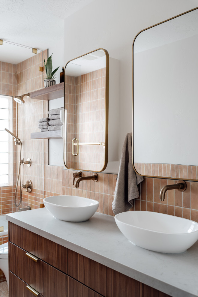 Exempel på ett modernt grå grått badrum, med släta luckor, skåp i mörkt trä, en dusch/badkar-kombination, orange kakel, vita väggar, terrazzogolv, ett fristående handfat, rosa golv och dusch med gångjärnsdörr