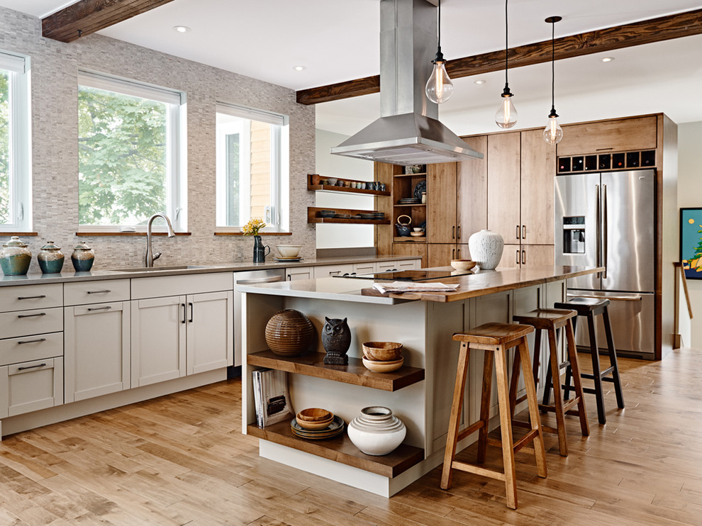 Example of a large transitional l-shaped medium tone wood floor eat-in kitchen design with an undermount sink, shaker cabinets, medium tone wood cabinets, quartz countertops, gray backsplash, mosaic tile backsplash, stainless steel appliances and an island