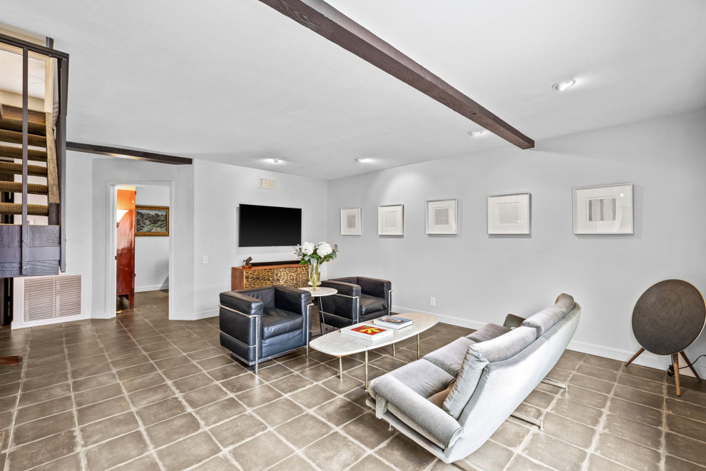 Transitional home design photo in Orange County