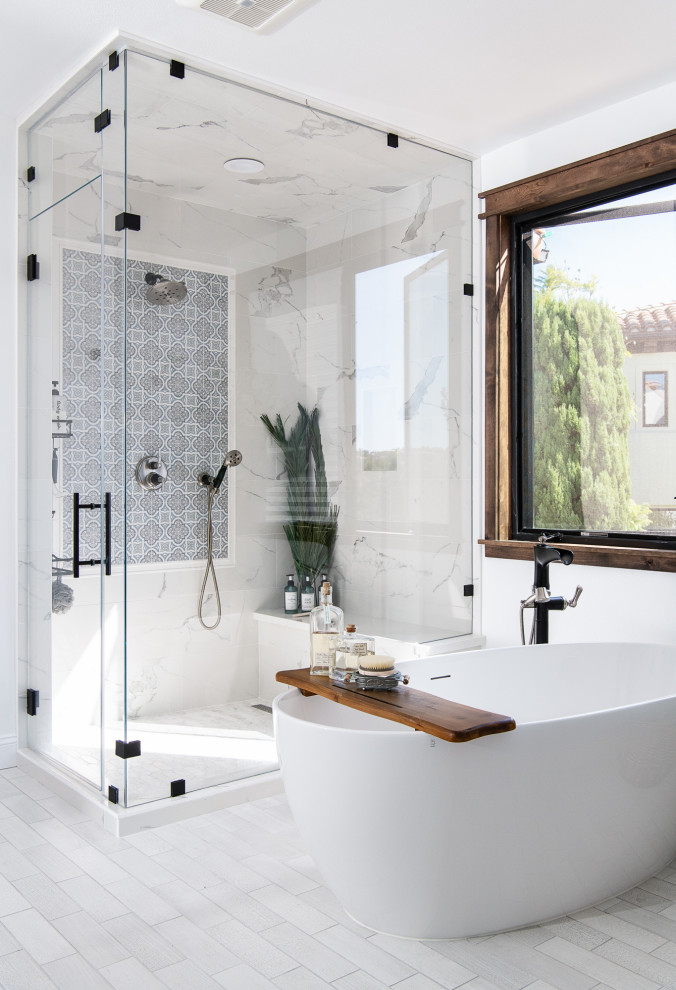 Idée de décoration pour une salle de bain principale méditerranéenne avec une baignoire indépendante, une douche d'angle, un bidet, un mur blanc, un sol en carrelage de porcelaine, un lavabo encastré, un plan de toilette en quartz, un sol blanc, une cabine de douche à porte battante, un plan de toilette blanc, un banc de douche et meuble double vasque.