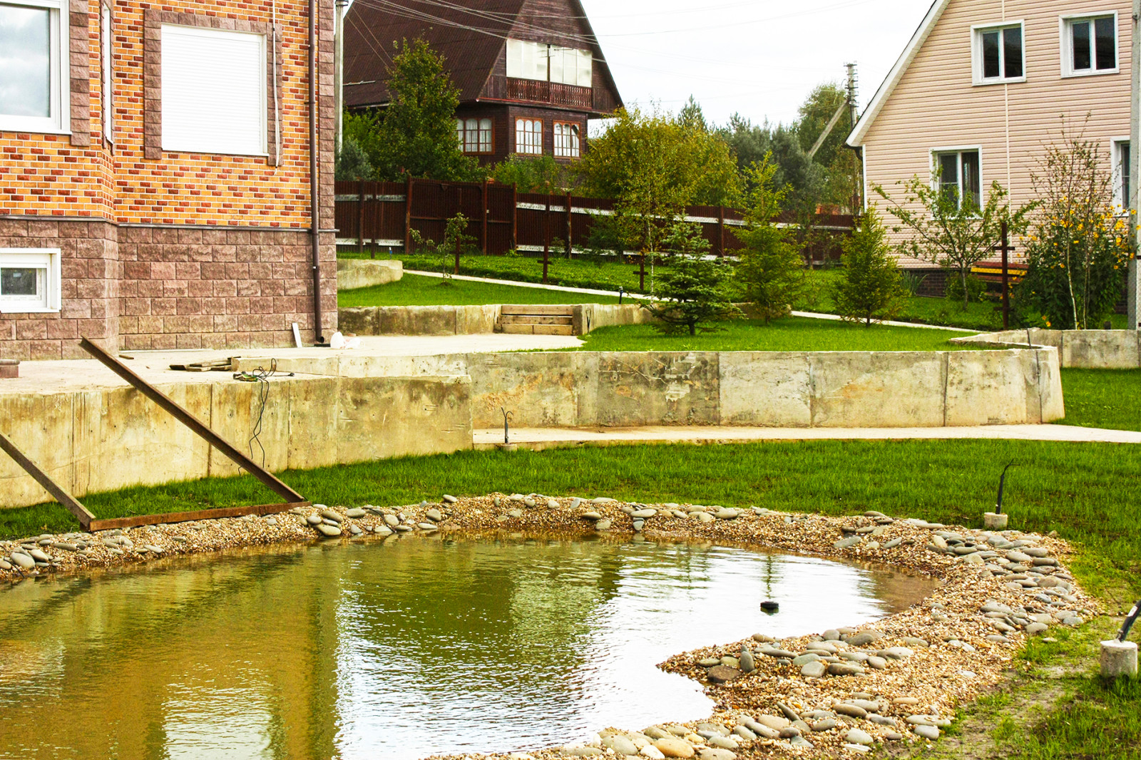 Искусственный водоем на дачном участке - завершено строительство.